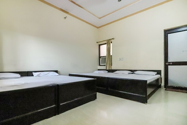 Hotel Spot On 60838 Shri Giriraj Dham