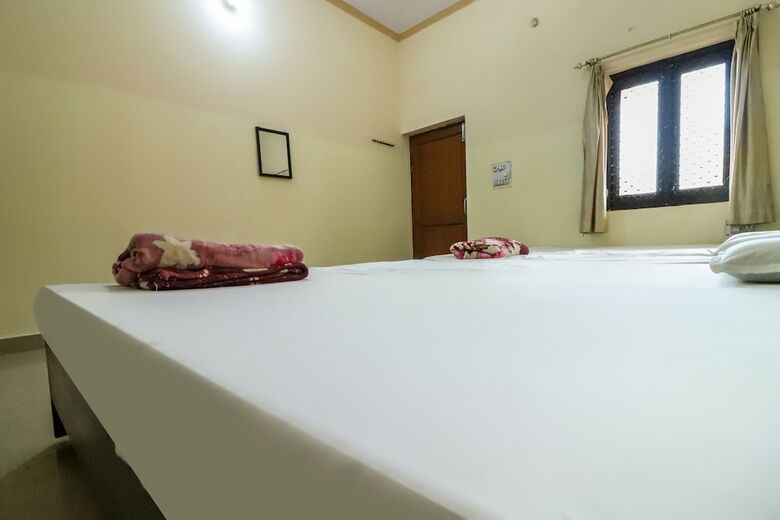 Hotel Spot On 60838 Shri Giriraj Dham