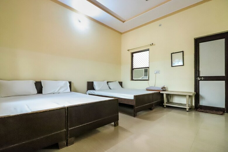 Hotel Spot On 60838 Shri Giriraj Dham