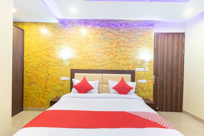Oyo 29932 Hotel R S Plaza