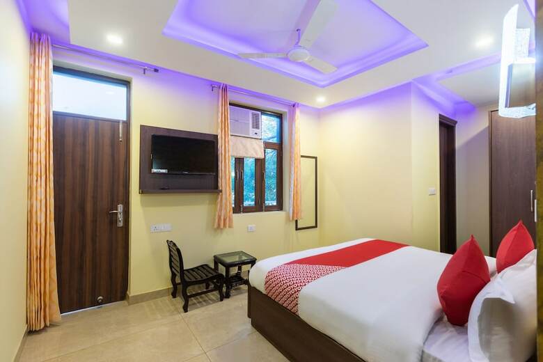 Oyo 29932 Hotel R S Plaza