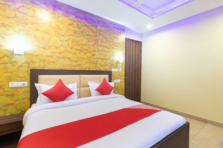 Oyo 29932 Hotel R S Plaza
