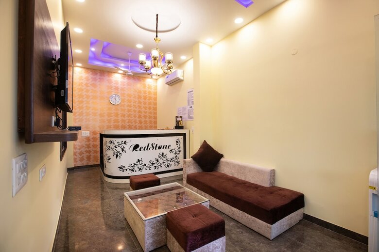 Oyo 29932 Hotel R S Plaza