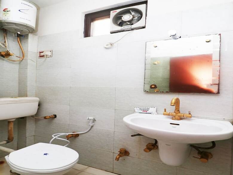 Oyo 28053 Hotel Gayatri Palace