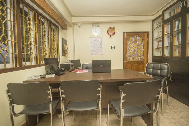 Capital O 61801 Hotel Regal Residency