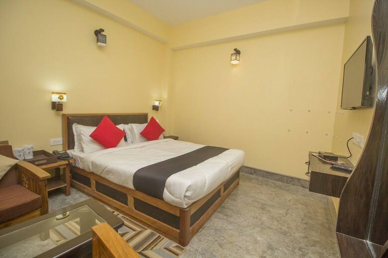 Capital O 61801 Hotel Regal Residency