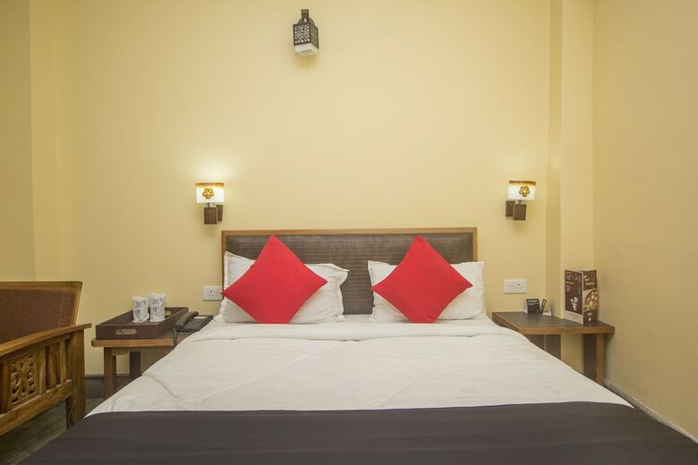 Capital O 61801 Hotel Regal Residency