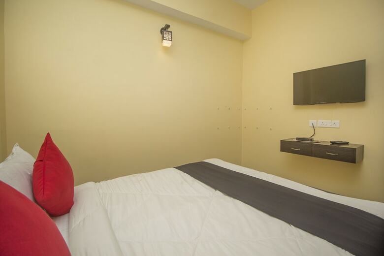 Capital O 61801 Hotel Regal Residency
