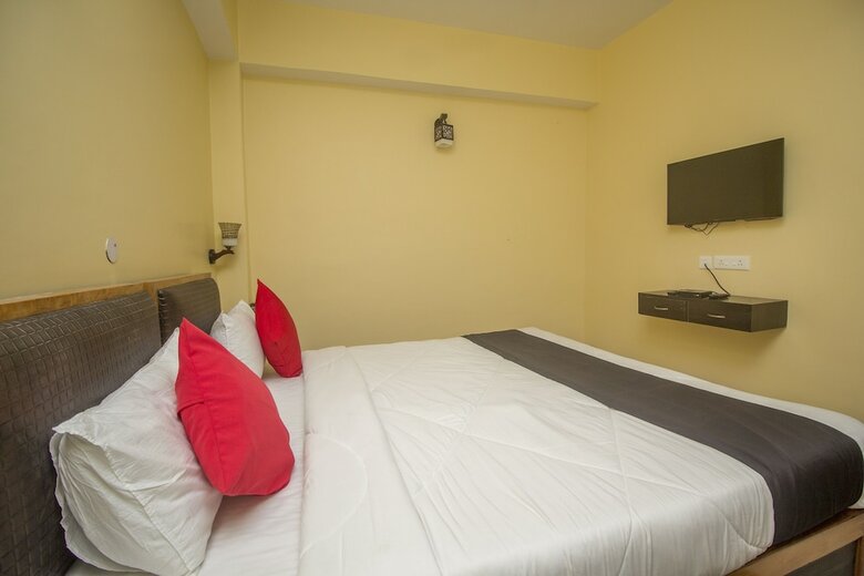 Capital O 61801 Hotel Regal Residency