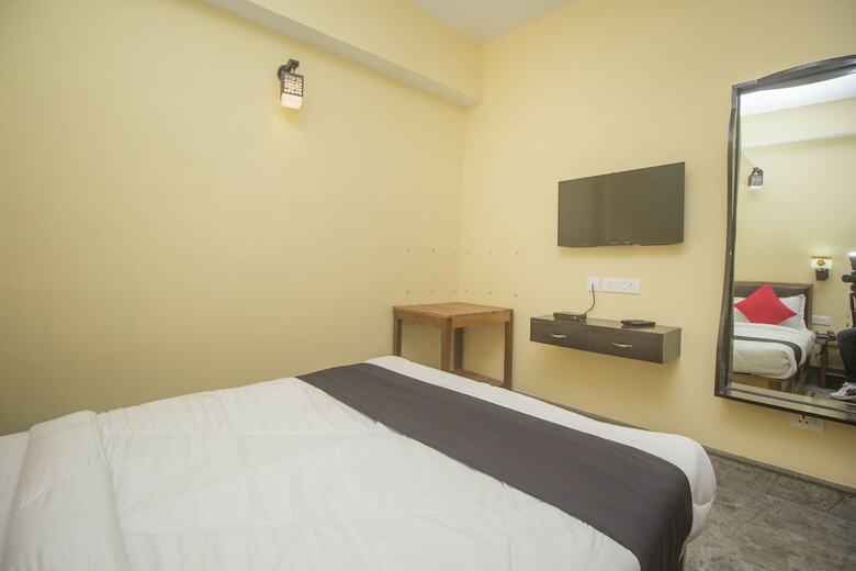 Capital O 61801 Hotel Regal Residency