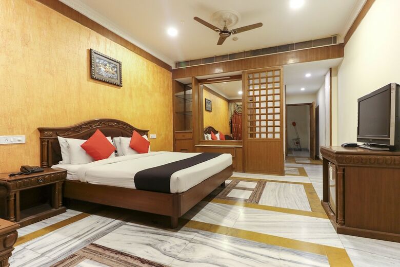 Capital O 5439 Hotel Shiraaz