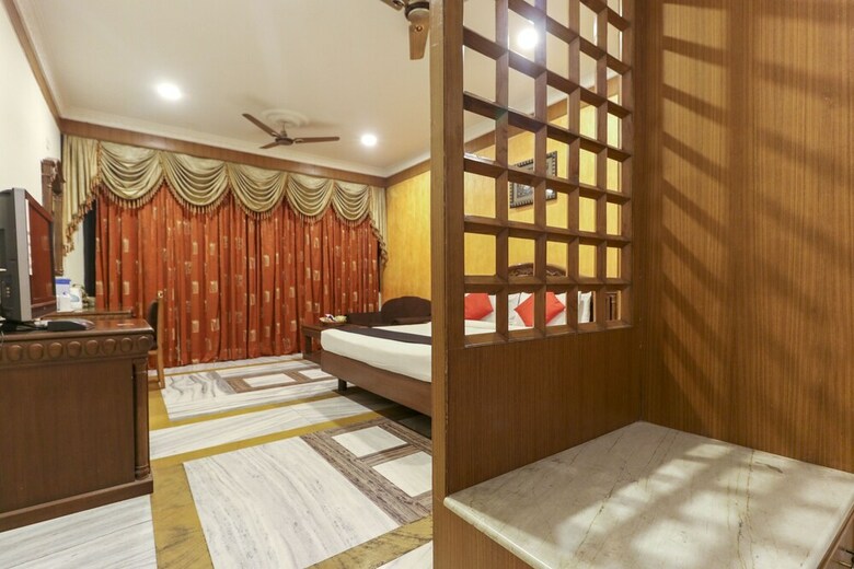 Capital O 5439 Hotel Shiraaz