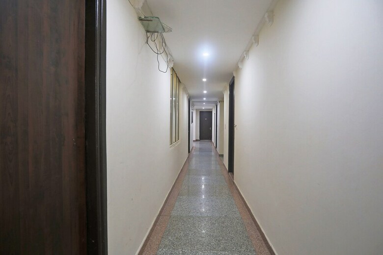 Hotel Oyo 13306 Rampal Palace