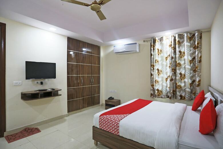 Hotel Oyo 13306 Rampal Palace
