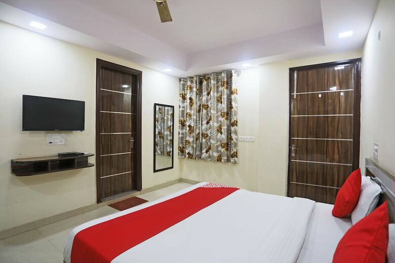Hotel Oyo 13306 Rampal Palace