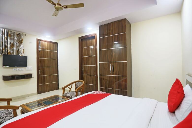 Hotel Oyo 13306 Rampal Palace