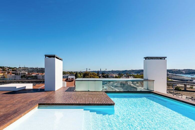 Gorgeous Apartment In Alges With Stunning Rooftop Pool
