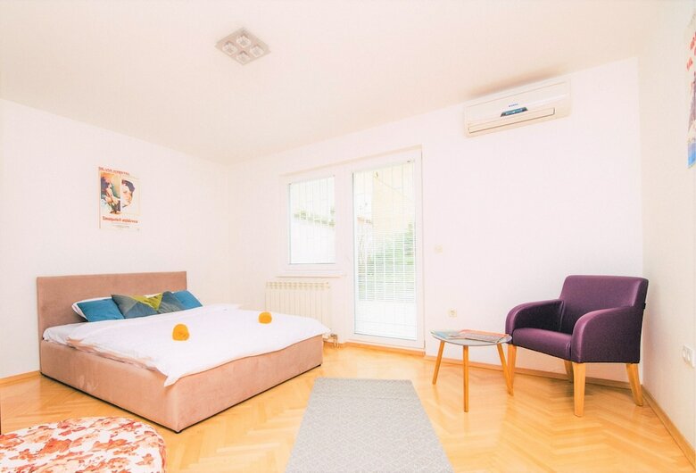 Bright Apartment With Huge Garden & Free Garage
