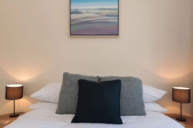 Bright 3 Bedroom Apartment In Leafy Artarmon