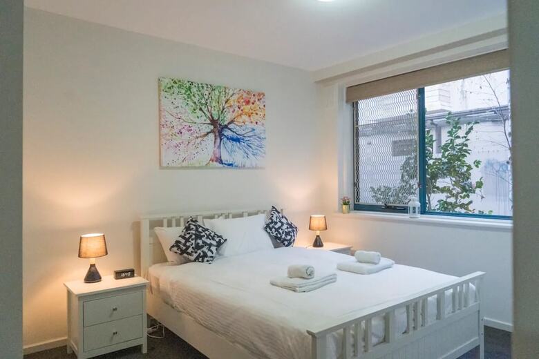 Comfortable New 2 Bedroom Apartment By St Kilda Pier