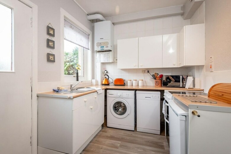 Homely Central 2 Bed Flat With Parking