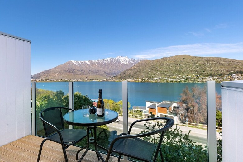 Gorgeous Lake & Mountain View Apartment
