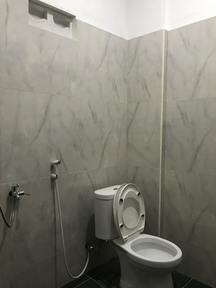 Hostal Oyo 2129 Toar House Manado
