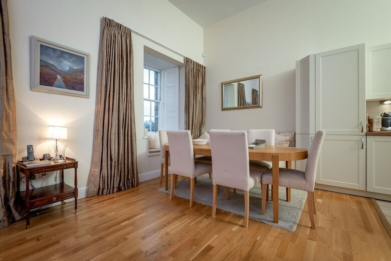 Majestic Apartment In Elie House