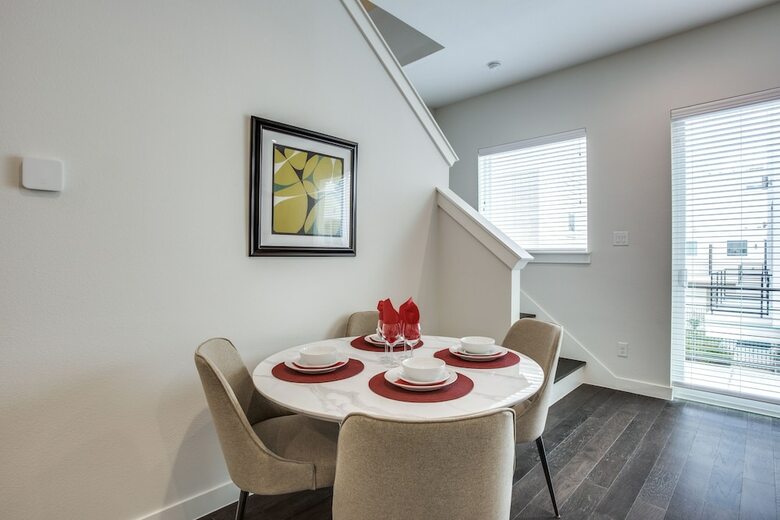 Modern Dallas Townhome 2 Br Fully Furnis
