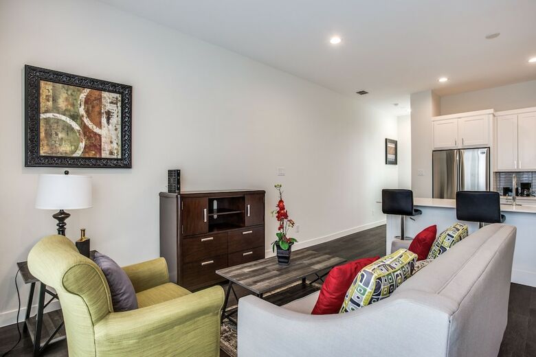 Modern Dallas Townhome 2 Br Fully Furnis