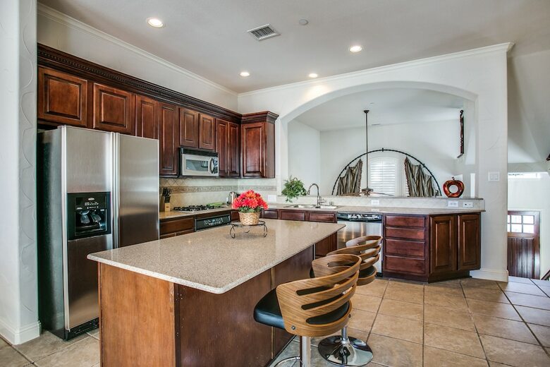 Beautifully Furnished Townhome At Shops