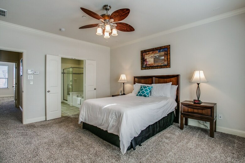 Beautifully Furnished Townhome At Shops