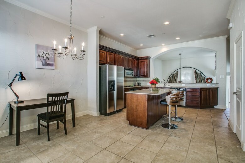 Beautifully Furnished Townhome At Shops