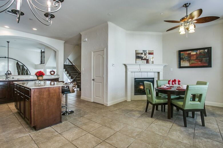 Beautifully Furnished Townhome At Shops