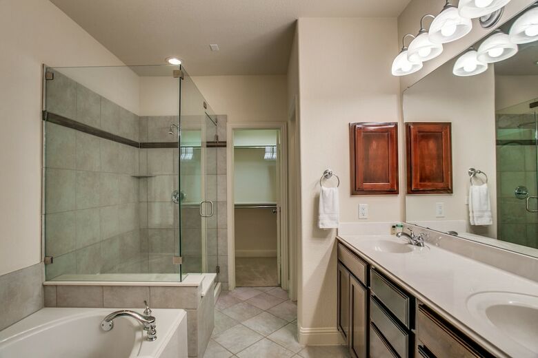 Stylish 3 Bedroom Town Home At Shops At