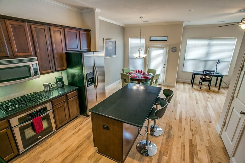 Stylish 3 Bedroom Town Home At Shops At