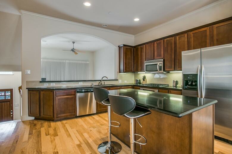 Stylish 3 Bedroom Town Home At Shops At