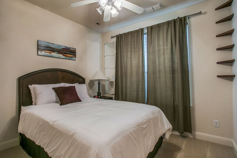 Stylish 3 Bedroom Town Home At Shops At