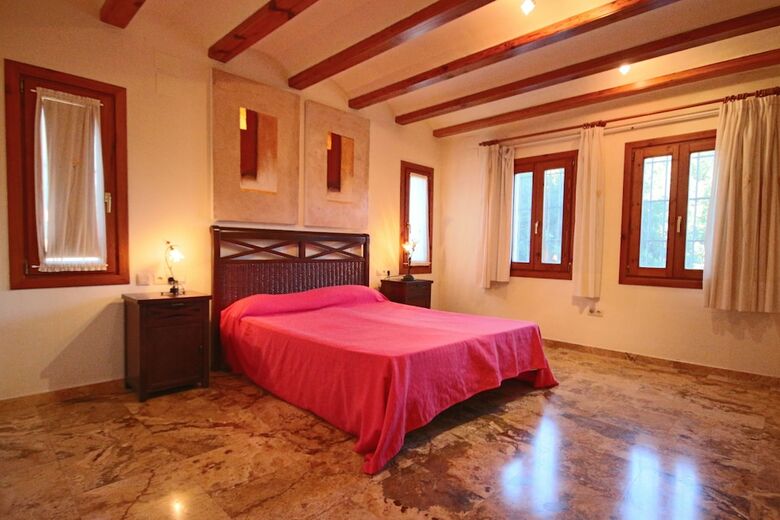 Private 4-bedroom Villa W/ Pool, Summer Kitchen & Expansive Living Space
