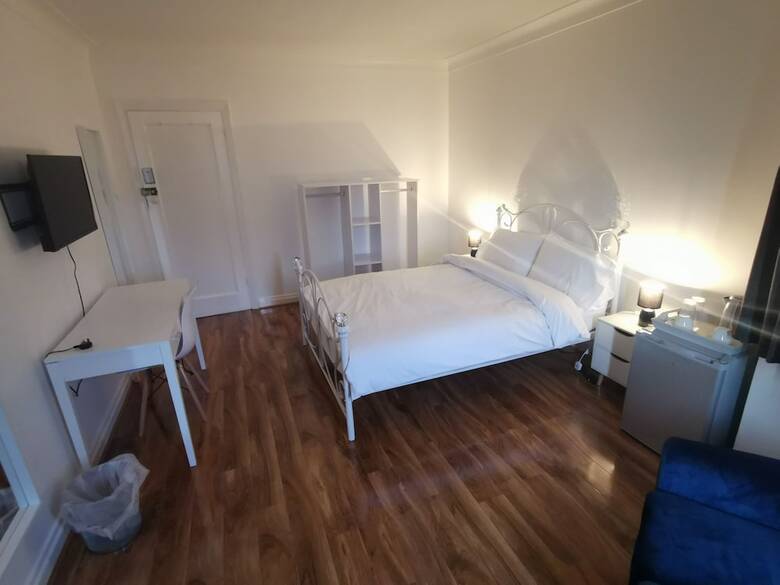 Hotel Newly Refurbished Rooms Near Whitton Stn