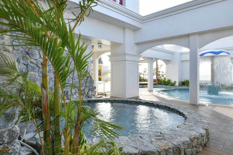 Hotel Lequ Okinawa Chatan Spa & Resort