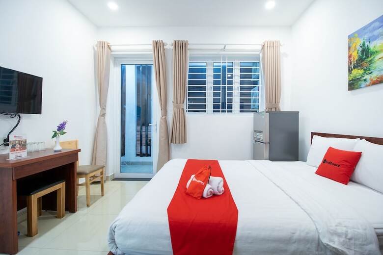 Hotel Reddoorz @ Le Van Sy Street 3