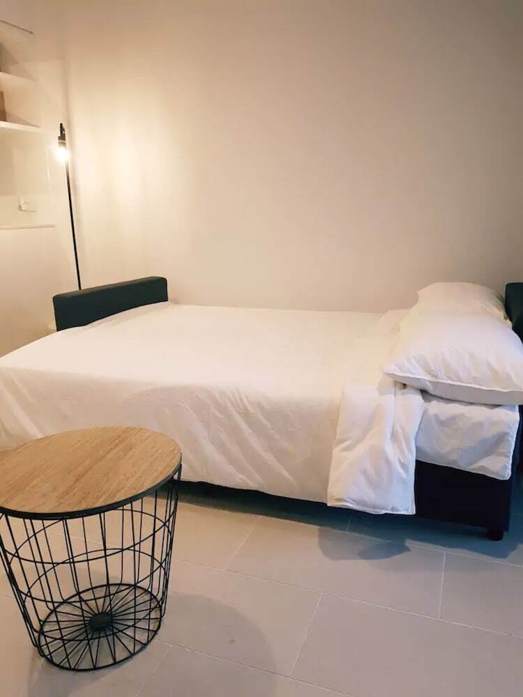 Luxurious 1 Bedroom Newstead Apartment With Parking