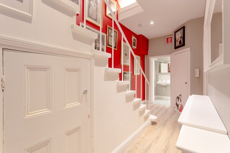 Elegant 2 Bedroom British Themed Apartment