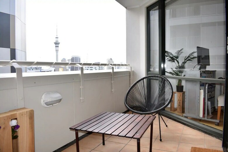 Spacious 1 Bedroom Apartment With City Views