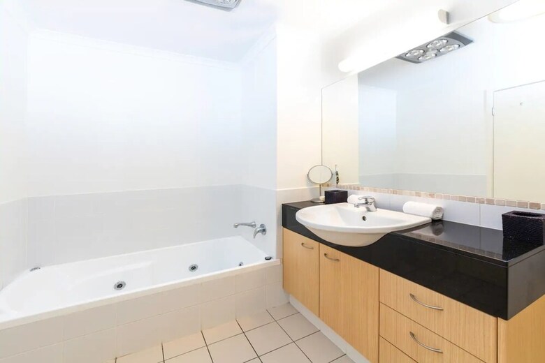 Luxurious 3 Bedroom Home In Indooroopilly Close To Cbd