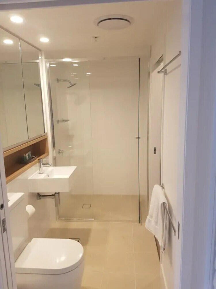 Modern 2 Bedroom Apartment With Parking In Newstead
