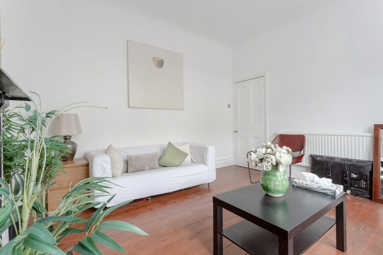 Spacious 4 Bedroom House Close To Tooting Station