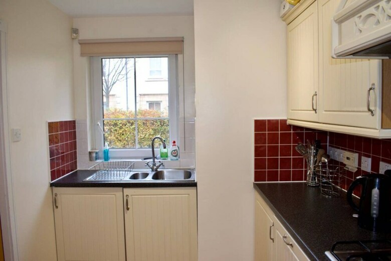 Bright And Spacious Apartment Near City Centre