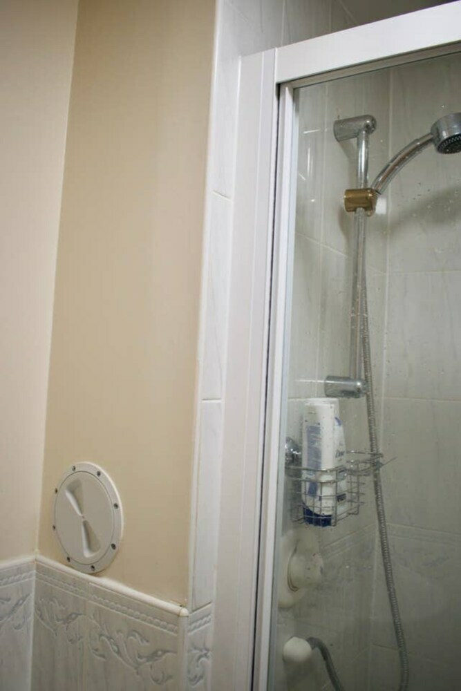 Bright And Spacious Apartment Near City Centre